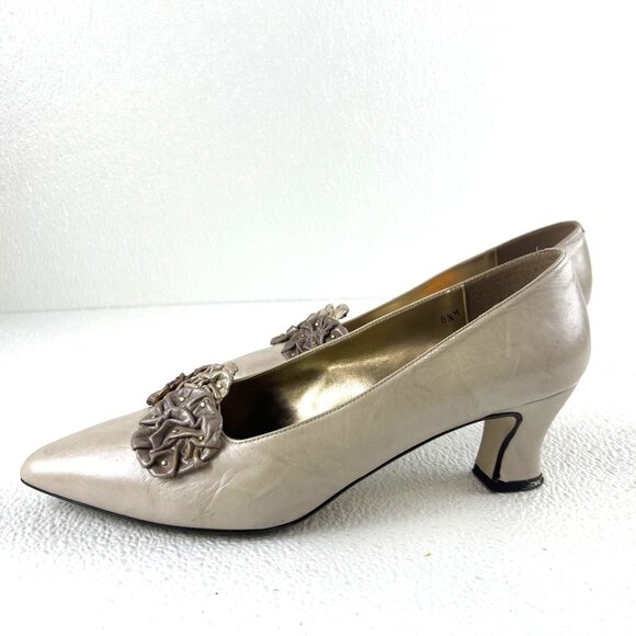 Adrienne 8.5 Womens Bone Leather Heels With Floral Embellishments & Gold Accents - Picture 4 of 16